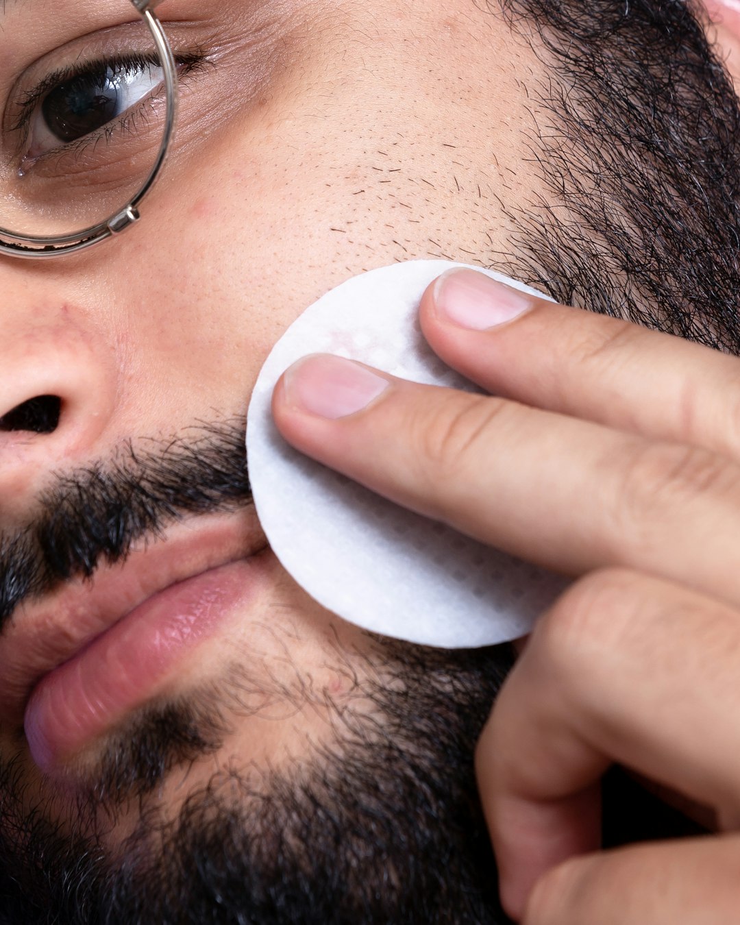 How to Use Blackhead Tool on Nose: Expert Tips Revealed